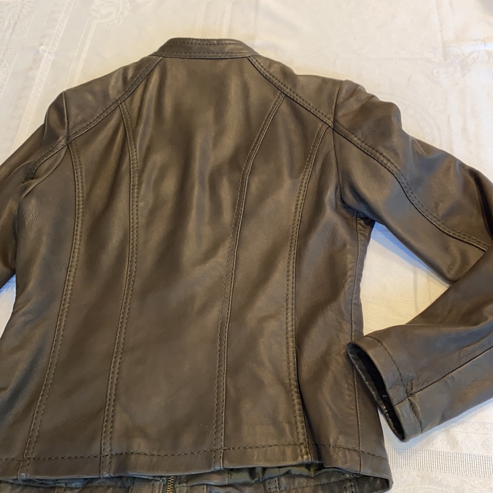 Michael Kors brown leather jacket. Perfect fit. Soft leather. Brown. Size small - Picture 5 of 10